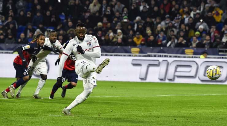 Vào! Moussa Dembele (Lyon) giành chiến thắng trên chấm phạt đền bằng một cú sút không thể cản phá, vượt qua tầm với của thủ môn Leo vào góc phải khung thành.