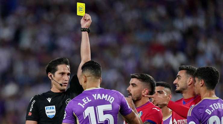 Jawad El Yamiq (Valladolid) phải nhận một tấm thẻ vàng.