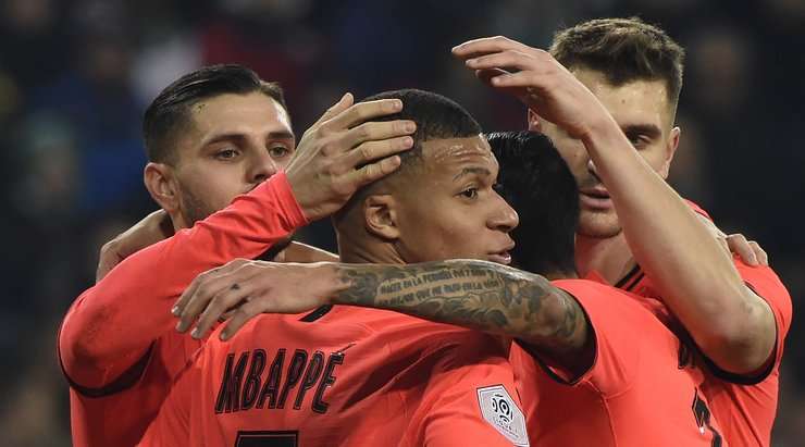 Mauro Icardi (Paris SG) tìm thấy khoảng trống bên trong vòng cấm để đón một quả tạt tuyệt đẹp và tung một cú sút chìm chính xác đưa bóng vào góc phải phía dưới khung thành.