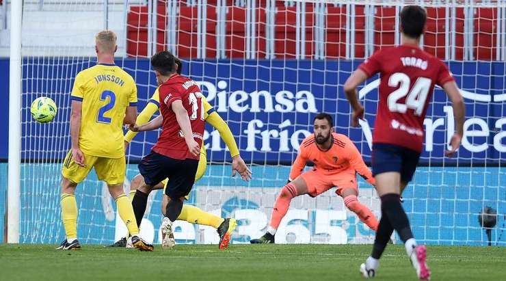 Jony thực hiện một đường chuyền sắc như dao cạo và Ante Budimir (Osasuna) đã thoát xuống, tung một cú sút từ rìa vòng cấm làm tung lưới khung thành đối phương! Bóng đập cột dọc bên trái vào lưới, khiến thủ môn không kịp trở tay. Tỉ số là 2:1!