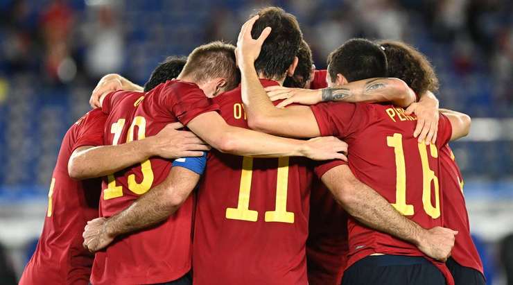 Carlos Soler thực hiện một quả tạt bổng chính xác vào vòng cấm. Mikel Oyarzabal (Tây Ban Nha) đón bóng và dứt điểm nhanh vào phía trong cột dọc bên trái. Thủ môn đã không có cơ hội nào để cản phá! Tỉ số đã được thay đổi thành: 1:1.