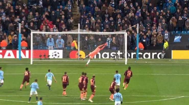 Từ vị trí đá phạt, Leroy Sane (Manchester City) cứa bóng chuẩn xác vào mép trong cột dọc bên phải, không để cho thủ môn một cơ hội cản phá nào!