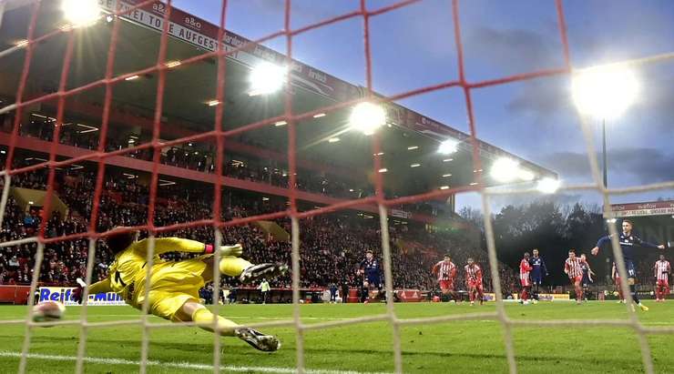Vào! Marcus Ingvartsen (Mainz) bình tĩnh sút bóng rất mạnh vào góc thấp bên phải.