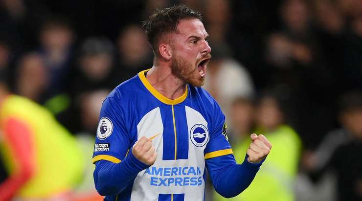 Vào! Alexis Mac Allister (Brighton) tinh quái dừng lại một nhịp trước khi sút, chờ cho thủ môn David de Gea đổ người trước khi bình tĩnh đưa bóng vào góc cao bên trái.