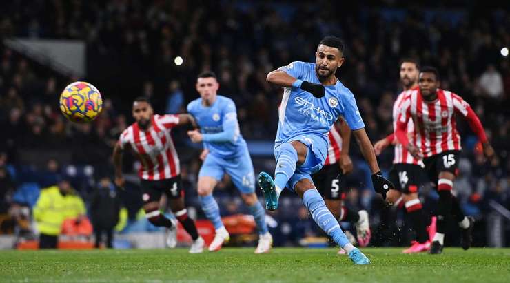 Vàào! Riyad Mahrez (Manchester City) như một tảng băng trôi trên chấm phạt đền lạnh lùng sút vào góc trái làm tung lưới con tàu của thủ môn David Raya.