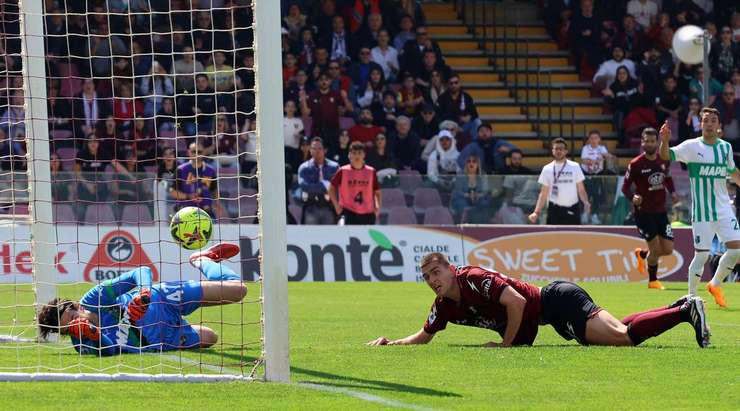 Vào! Lorenzo Pirola (Salernitana) đón một đường chuyền và nó cho phép anh ấy dứt điểm vào lưới trống với một cú đánh đầu cự li gần. Tỉ số đã thay đổi thành 1:0.