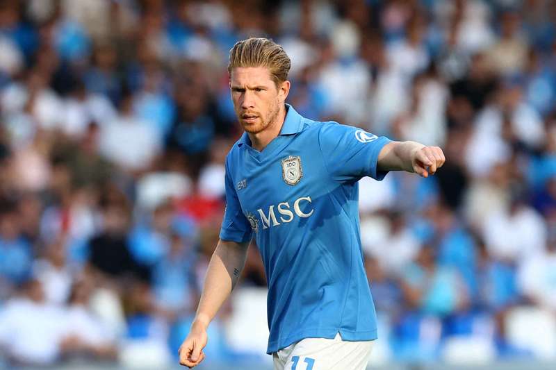 Il futuro di Kevin De Bruyne al Napoli resta incerto. La MLS continua ad attirare il centrocampista belga e il San Diego FC potrebbe tornare alla carica, mentre resta sullo sfondo anche l’Arabia Saudita.
