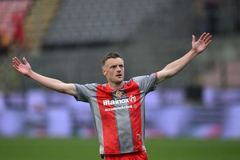 Selon les informations de Fabrizio Romano, Jamie Vardy s'apprête à quitter la Cremonese en tant qu'agent libre cet été. Suite à la relégation du club, l'attaquant anglais mettra un terme à sa brève parenthèse italienne.