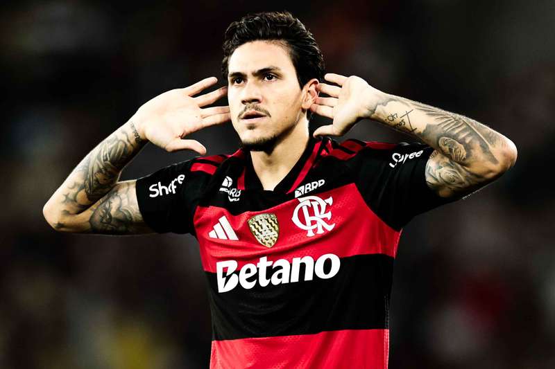 Flamengo atropela Atlético Mineiro e mantém perseguição ao líder Palmeiras
