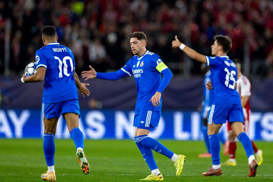 Fede Valverde felicita a Mbappé por uno de sus goles en Grecia
