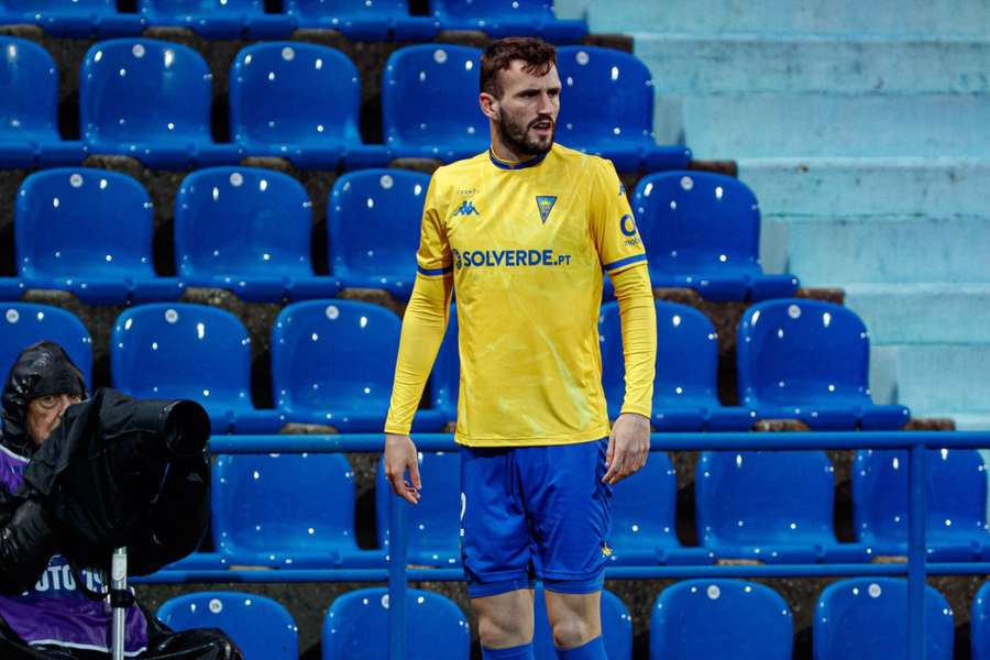 Raúl Parra, lateral-direito do Estoril
