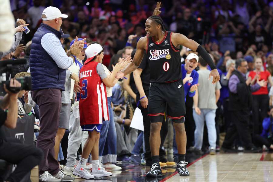 Tyrese Maxey célébrant la victoire de son équipe. Tyrese Maxey célébrant la victoire de son équipe.
