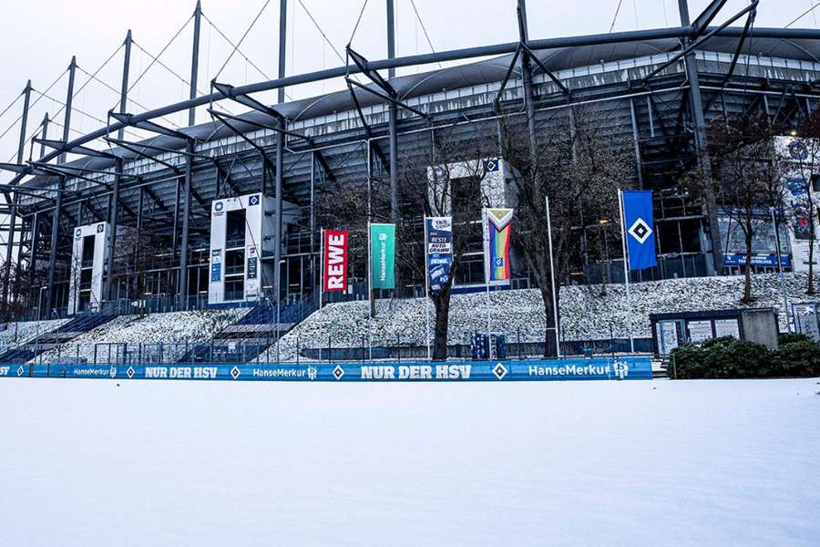 O Volksparkstadion ficou branquinho