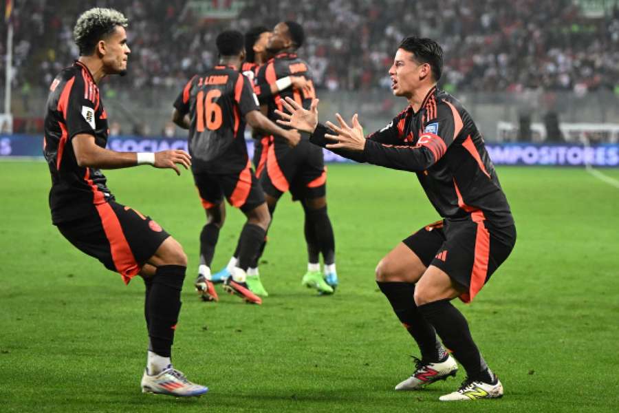 Luis Díaz e James Rodríguez celebram gol sobre o Peru