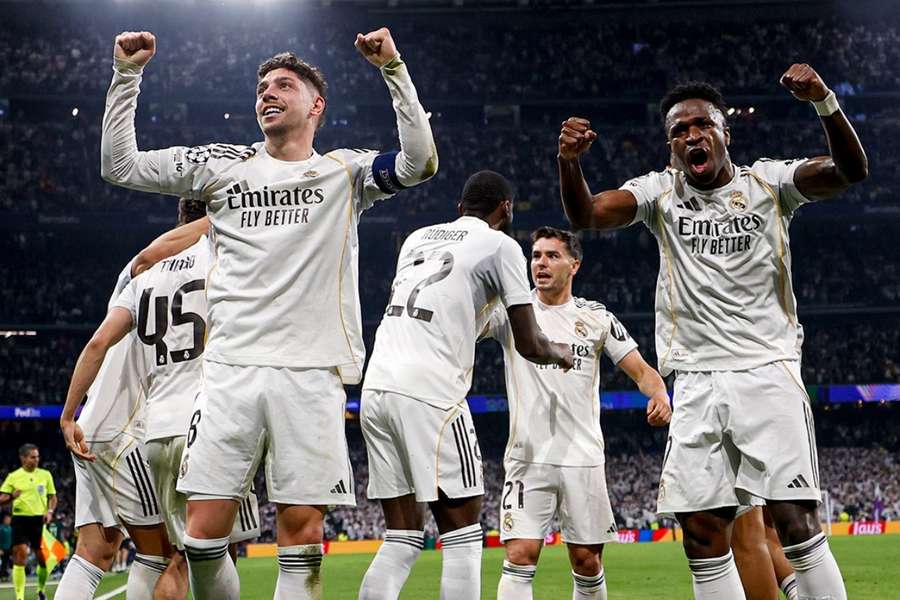 Valverde y Vinícius celebran uno de los goles del uruguayo ante el City