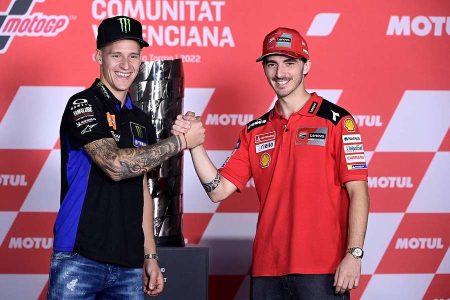 Fabio Quartararo et Francesco Bagnaia posant ce jeudi 3 novembre en conférence de presse aux côtés du trophée du championnat du monde.