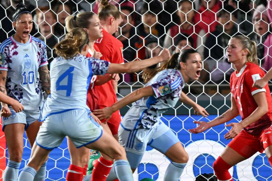 Espanholas comemoram gol diante de suíças atônitas