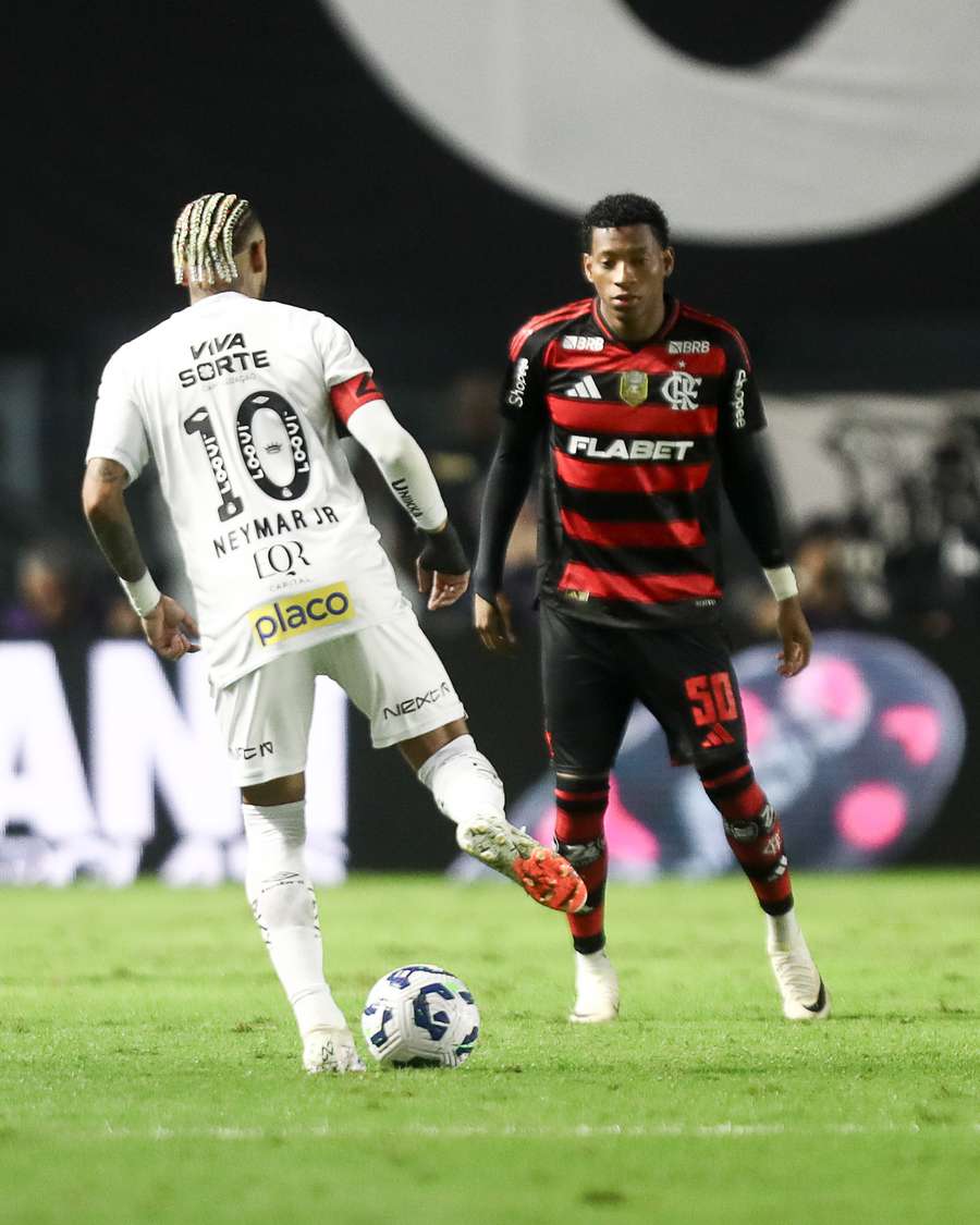 Neymar e Gonzalo Plata durante jogo na Vila Belmiro Neymar e Gonzalo Plata durante jogo na Vila Belmiro