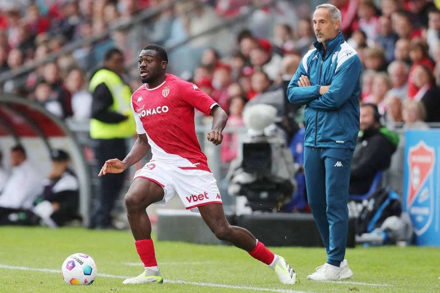 Youssouf Fofana durant un match de pré-saison aux côtés d'Adi Hütter. 