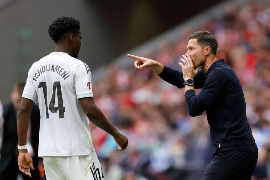 Real Madrid manager Xabi Alonso (R)