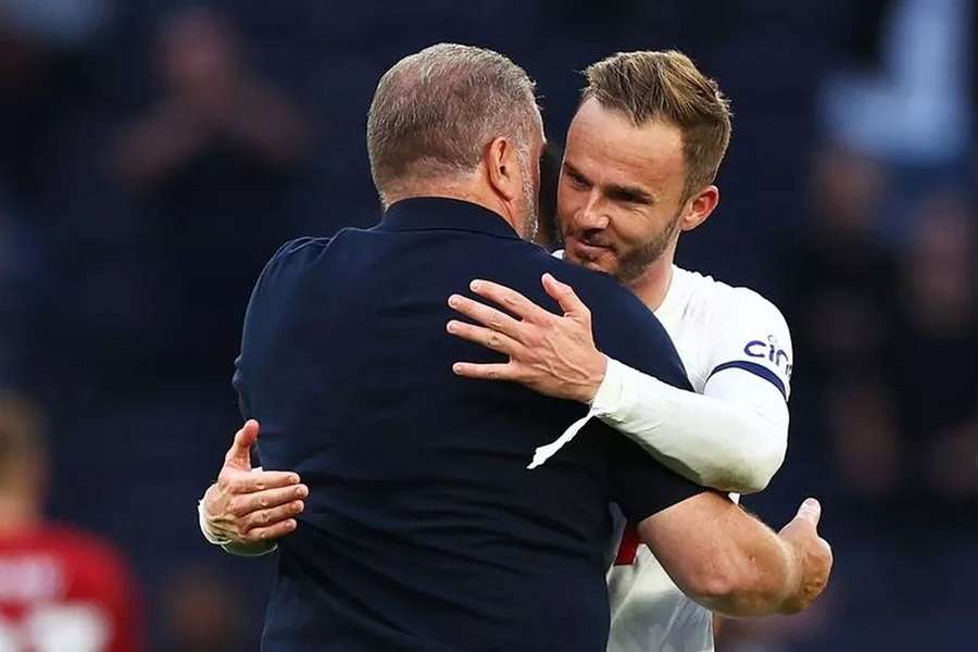 James Maddison num abraço a Ange Postecoglou