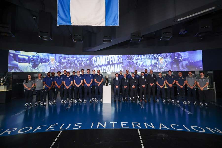 André Villas-Boas com a equipa de basquetebol do FC Porto no Museu do clube André Villas-Boas com a equipa de basquetebol do FC Porto no Museu do clube