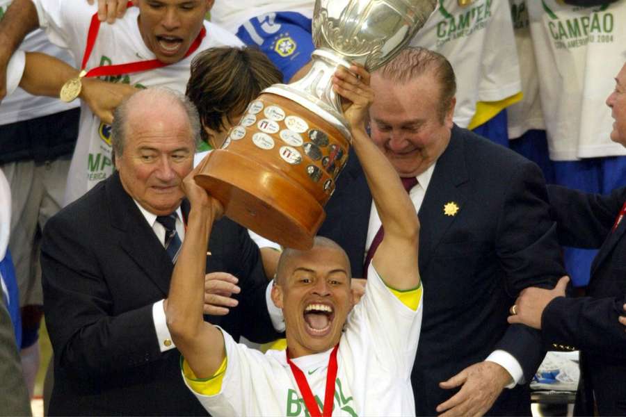 Alex conquistou a Copa América como capitão em 2004