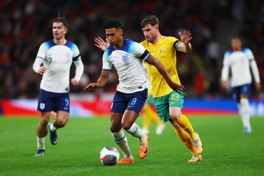 Ollie Watkins, da Inglaterra, em ação com Ryan Strain, da Austrália