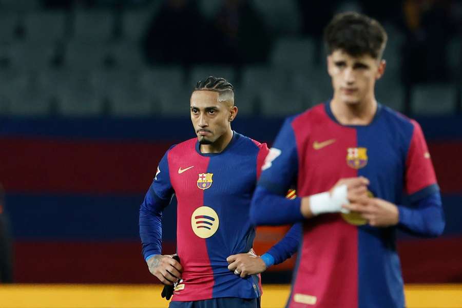 Raphinha (l.) und Barca-Teamkollege Pau Victor (r.) sind enttäuscht