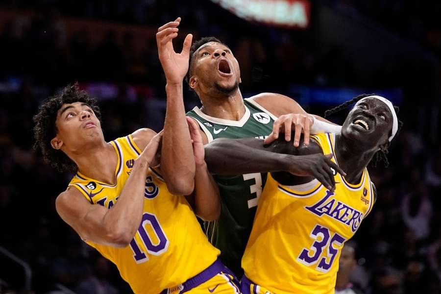 Bucks' Antetokounmpo torent boven Lakers' Christie en Gabriel uit om een rebound te pakken