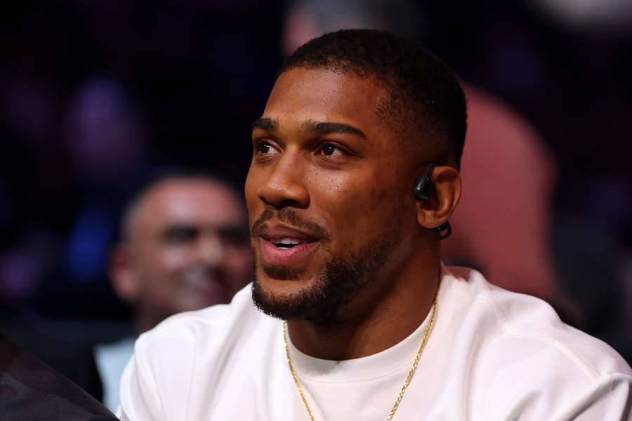 Anthony Joshua fotografado junto ao ringue no combate de Derek Chisora com Deontay Wilder Anthony Joshua fotografado junto ao ringue no combate de Derek Chisora com Deontay Wilder