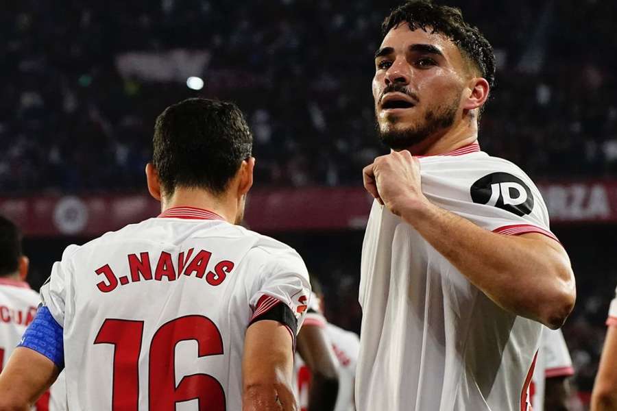 Isaac Romero celebra o seu golo contra o Osasuna com Jesús Navas