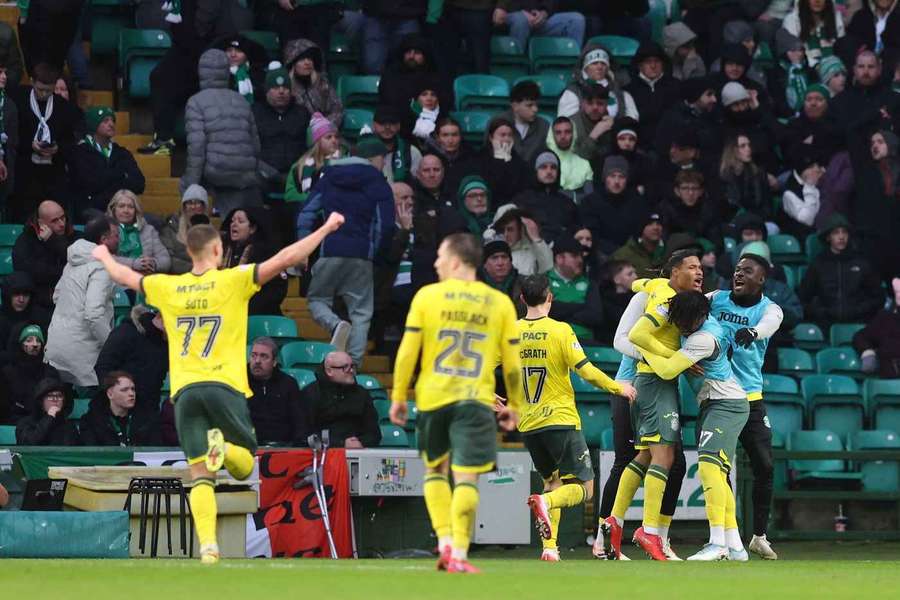 Os jogadores do Hibernian celebram frente ao Celtic