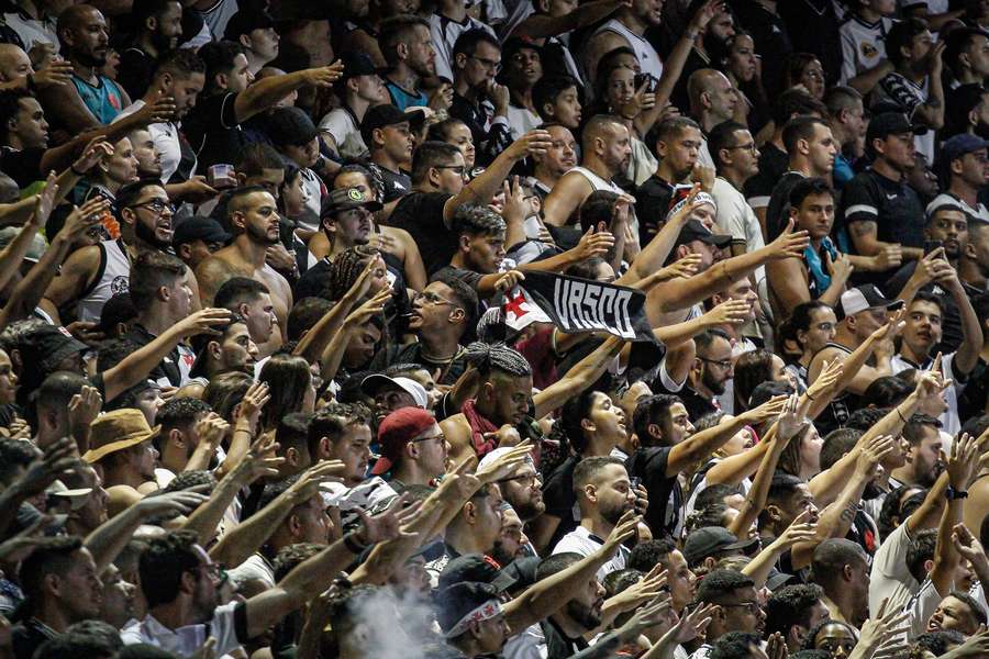 Torcida do Vasco vibra em duelo em São Januário