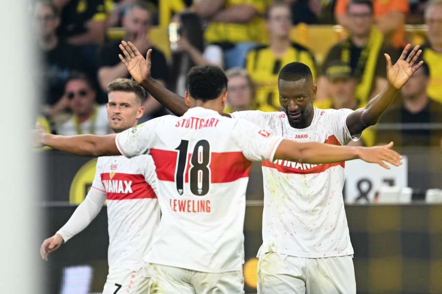 Serhou Guirassy slaví gól, kterým rozhodl o výhře Stuttgartu v Dortmundu. 