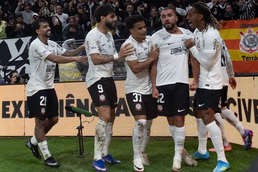 Companheiros vibram com Zakaria Labyad em Corinthians 1x0 Atlético-MG Companheiros vibram com Zakaria Labyad em Corinthians 1x0 Atlético-MG