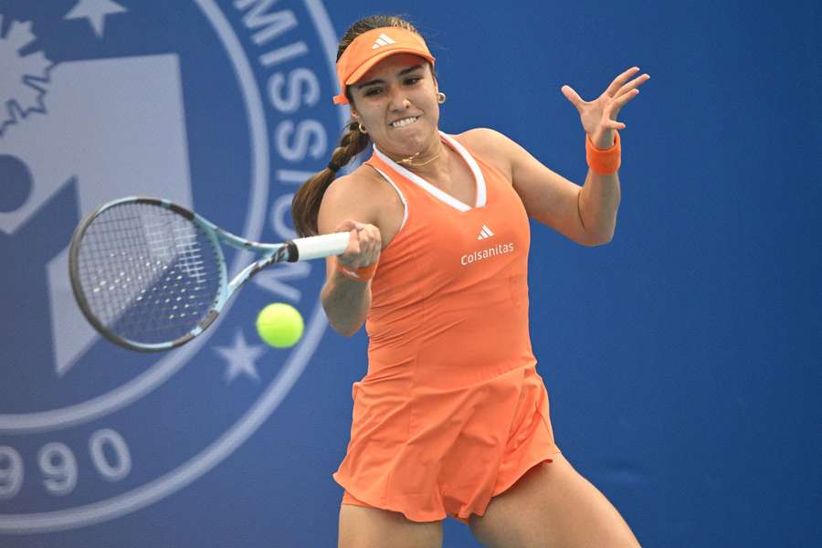 Osorio golpea la bola