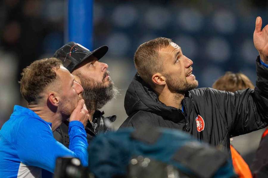 Tomáš Souček a Vladimír Coufal diskutují s fanoušky.