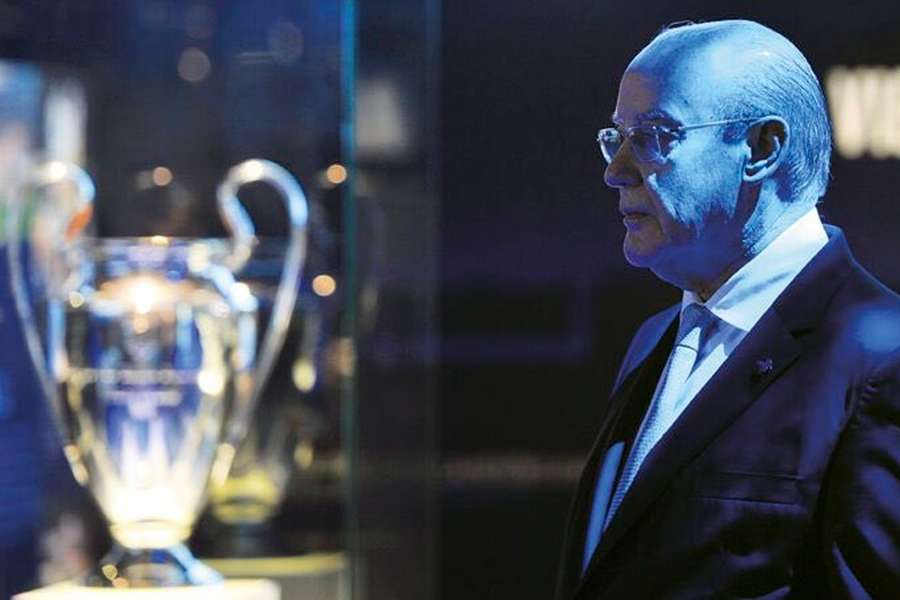 Jorge Nuno Pinto da Csota com o troféu da Liga dos Campeões