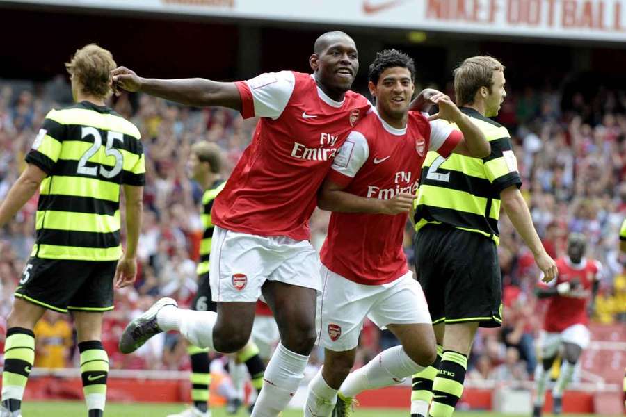 Jay Emmanuel-Thomas (stânga), alături de Carlos Vela, într-un duel Arsenal - Celtic (1 august 2010)