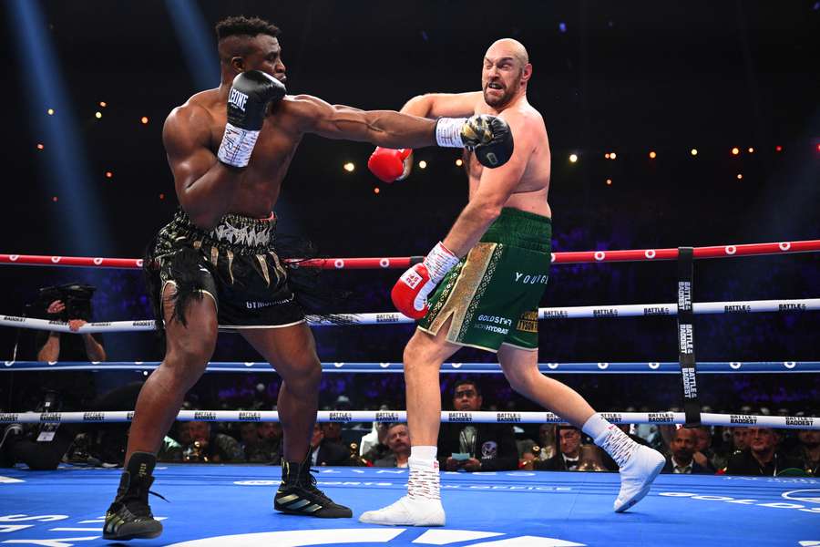 Francis Ngannou golpea a Tyson Fury durante su pelea de pesos pesados