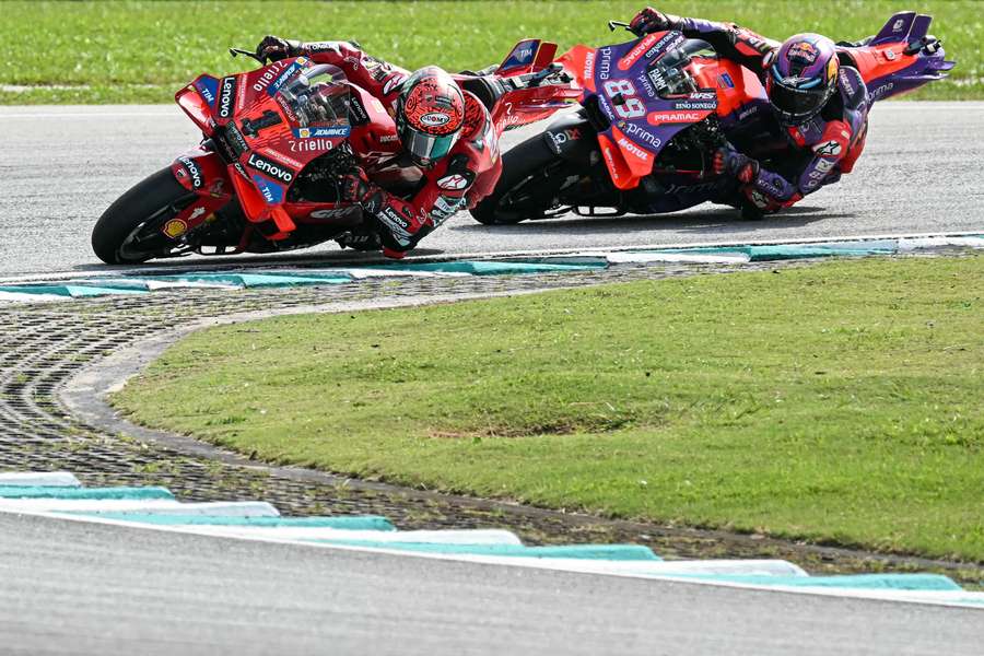 Francesco Bagnaia (izq.) y Jorge Martín (dcha.), rueda a rueda en la última carrera de la temporada.