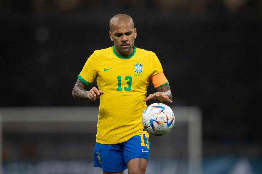 Tite atribuiu escolha de Dani Alves a aspectos técnico, físico e mental