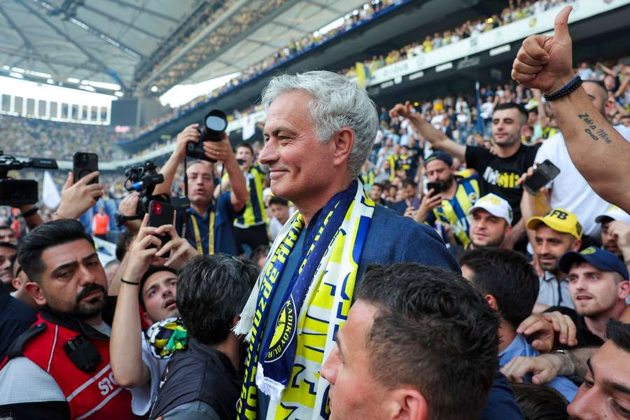 José Mourinho werd verwelkomd door duizenden Fenerbahçe-fans