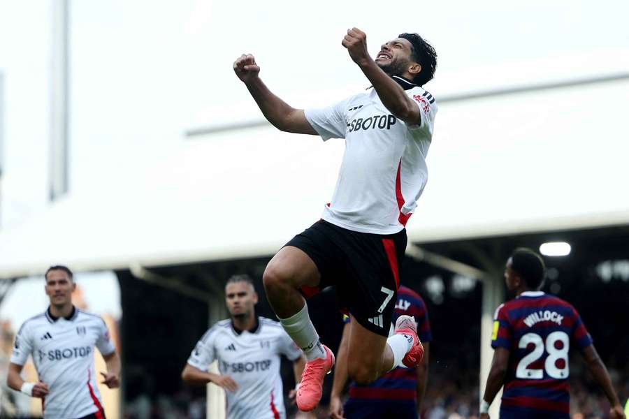 Raúl Jiménez celebra un gol con el Fulham