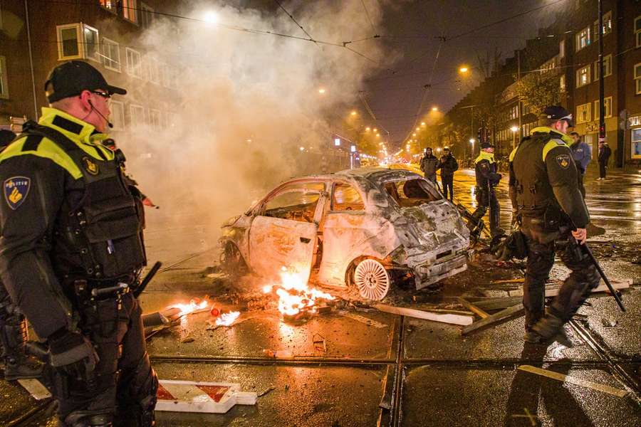 De Amsterdamse politie na de rellen op het Mercatorplein van afgelopen zondag