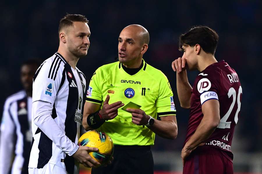 Efektowne gole Yildiza i Vlasicia, trenerzy wyrzuceni na trybuny. Remis w Derby della Mole