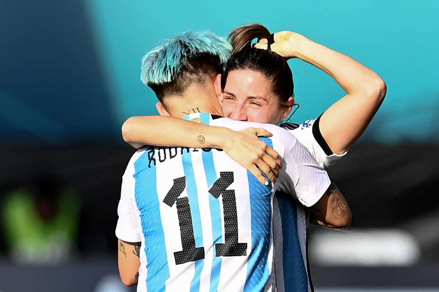 Rodríguez y Núñez celebran el gol