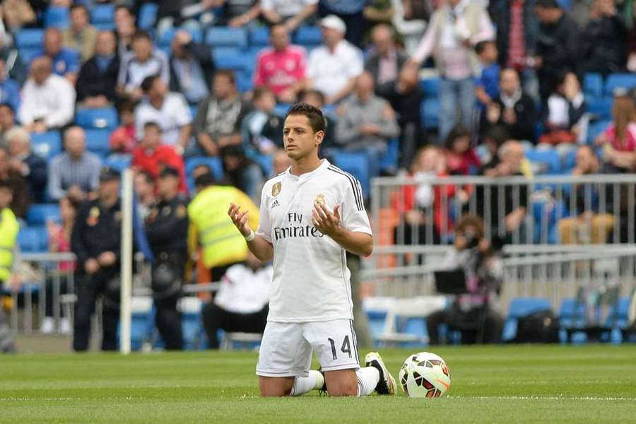 Chicharito, en un encuentro con el Real Madrid.