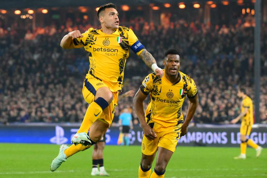 Lautaro e Dumfries festeggiano dopo il secondo gol